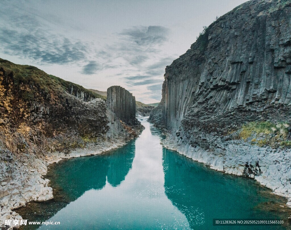 峡谷碧水映天际