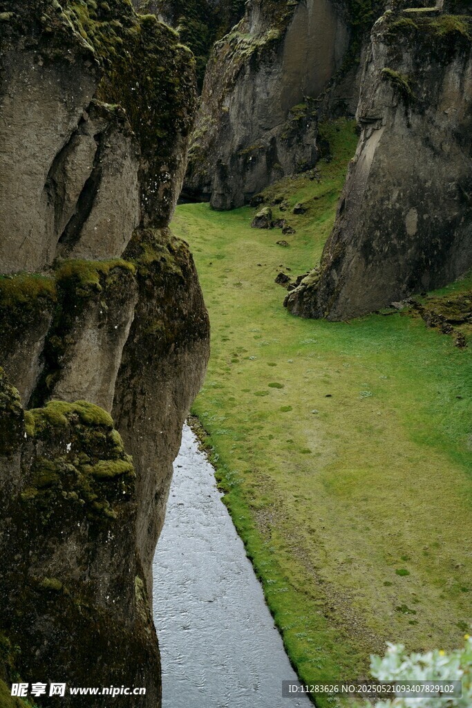 峡谷间的绿水与嶙峋山石