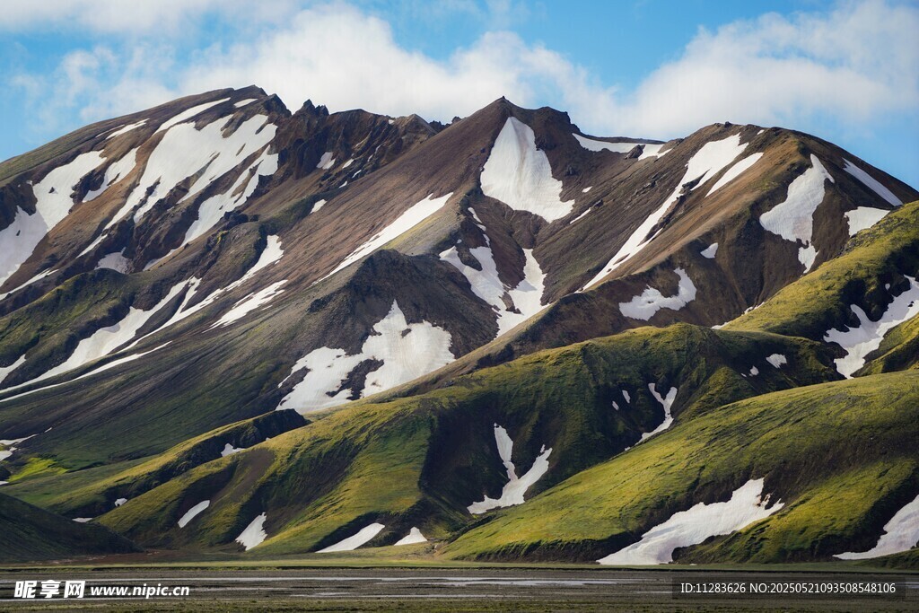 雪山与绿地交织的美景