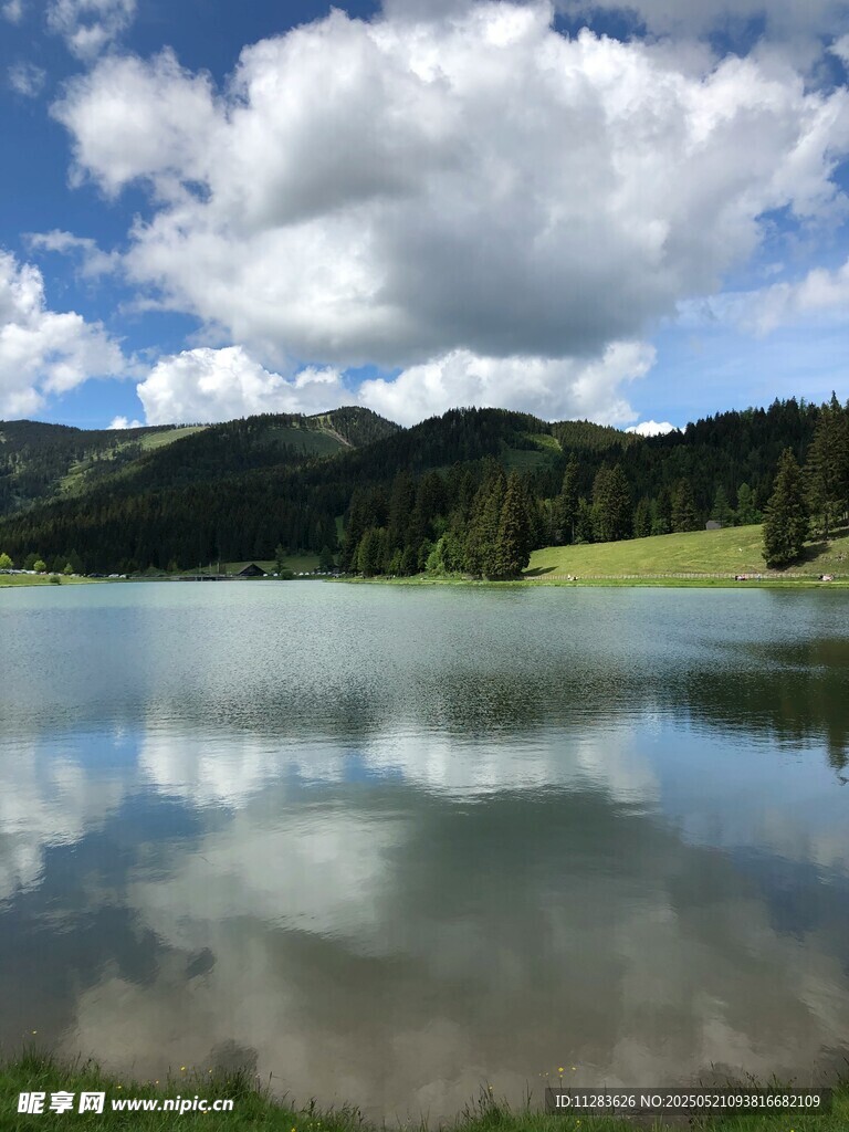 宁静湖畔青山蓝天白云