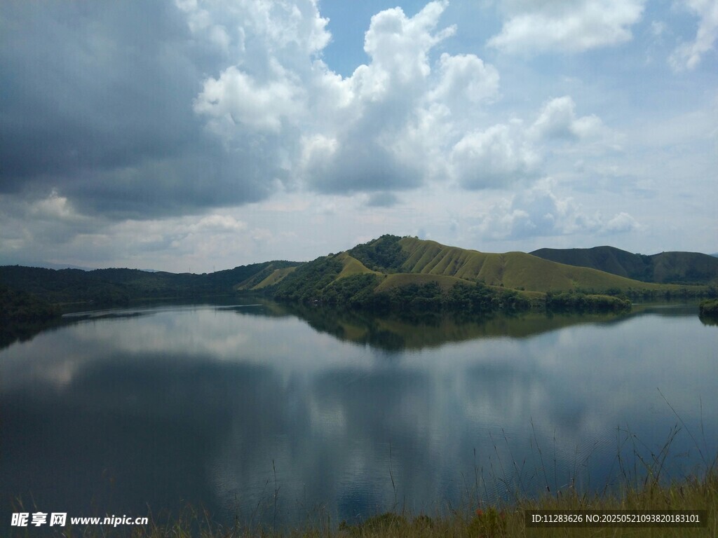 宁静湖山风景