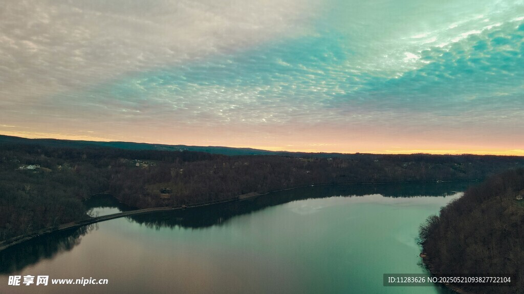 湖畔黄昏美景
