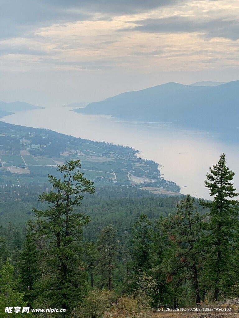 山林湖畔美景