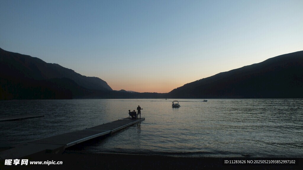 湖畔日落孤舟静谧美景