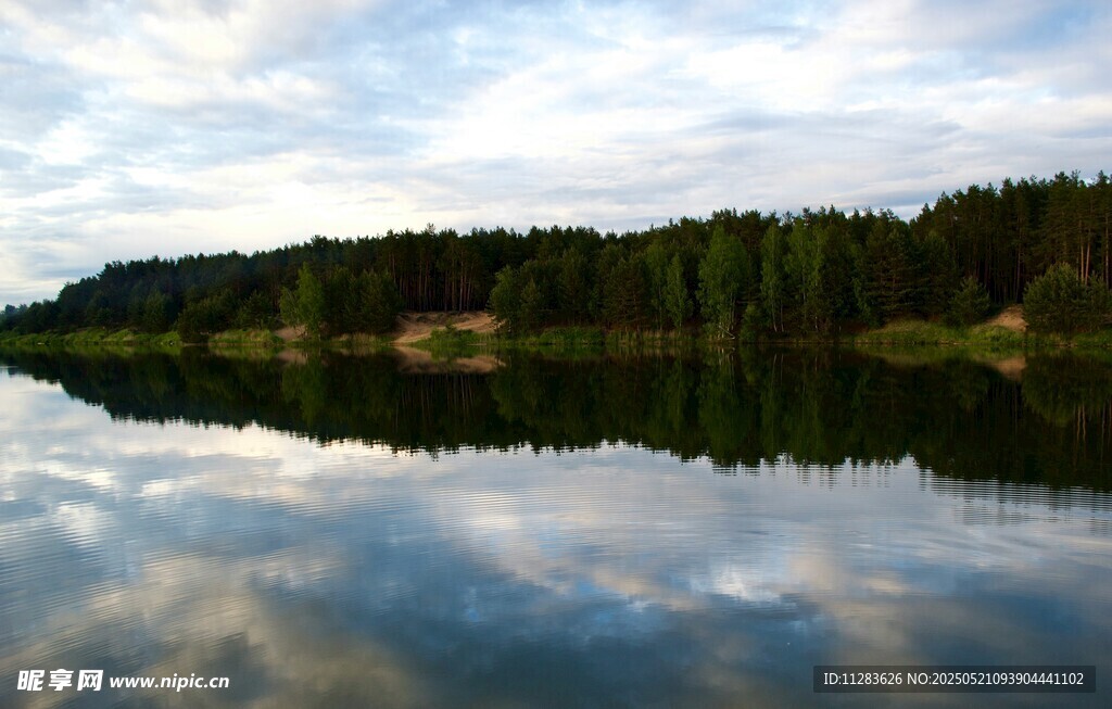 宁静湖畔森林倒影美景