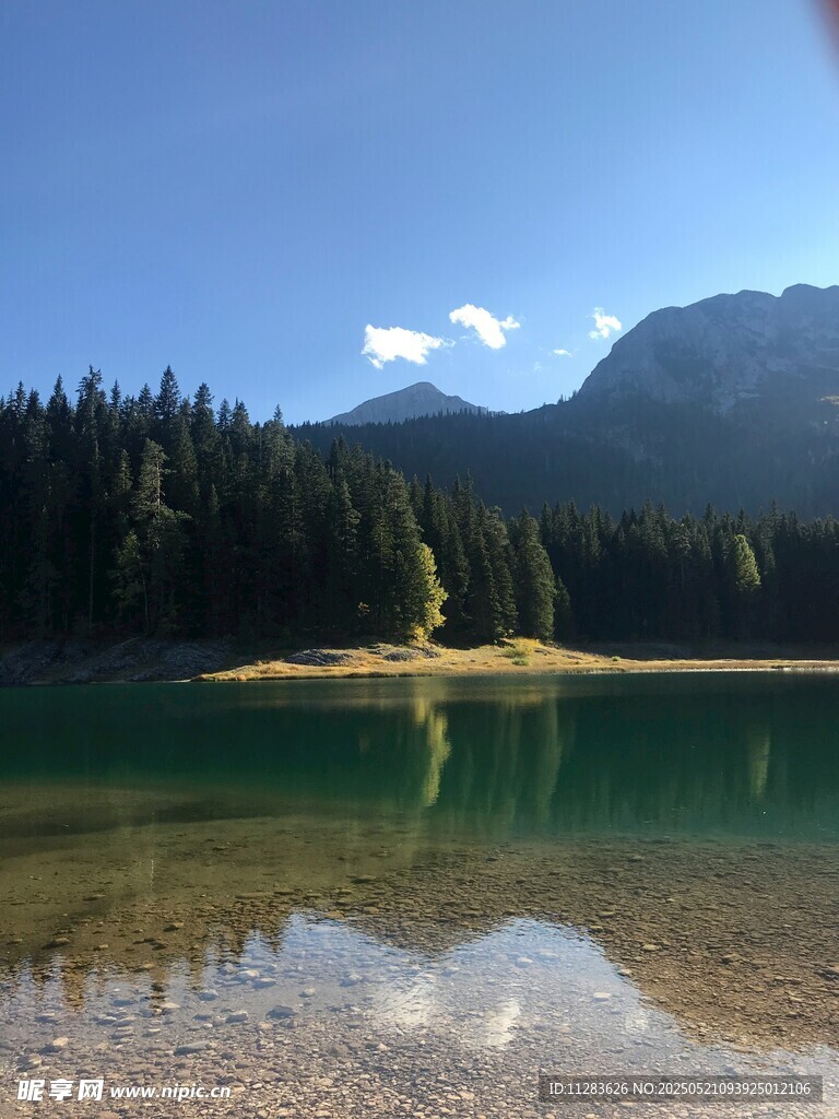 山间碧湖美景