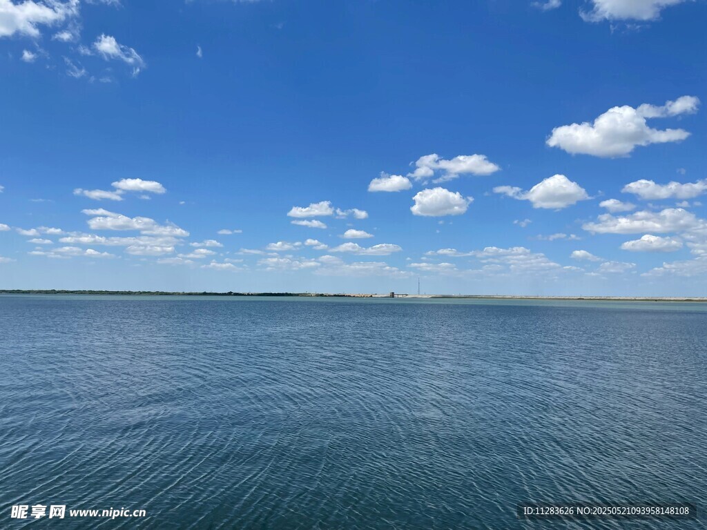 广阔蓝天与平静海面