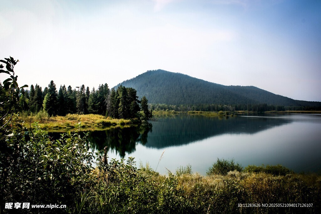 宁静湖畔山林美景