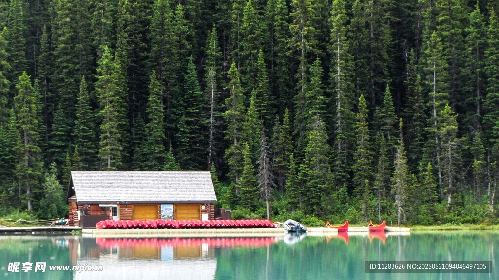 湖畔木屋与停泊小船美景