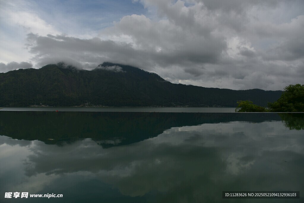 宁静湖景与远山云雾