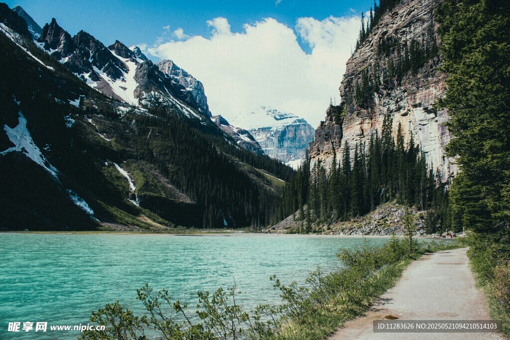 山间湖畔美景