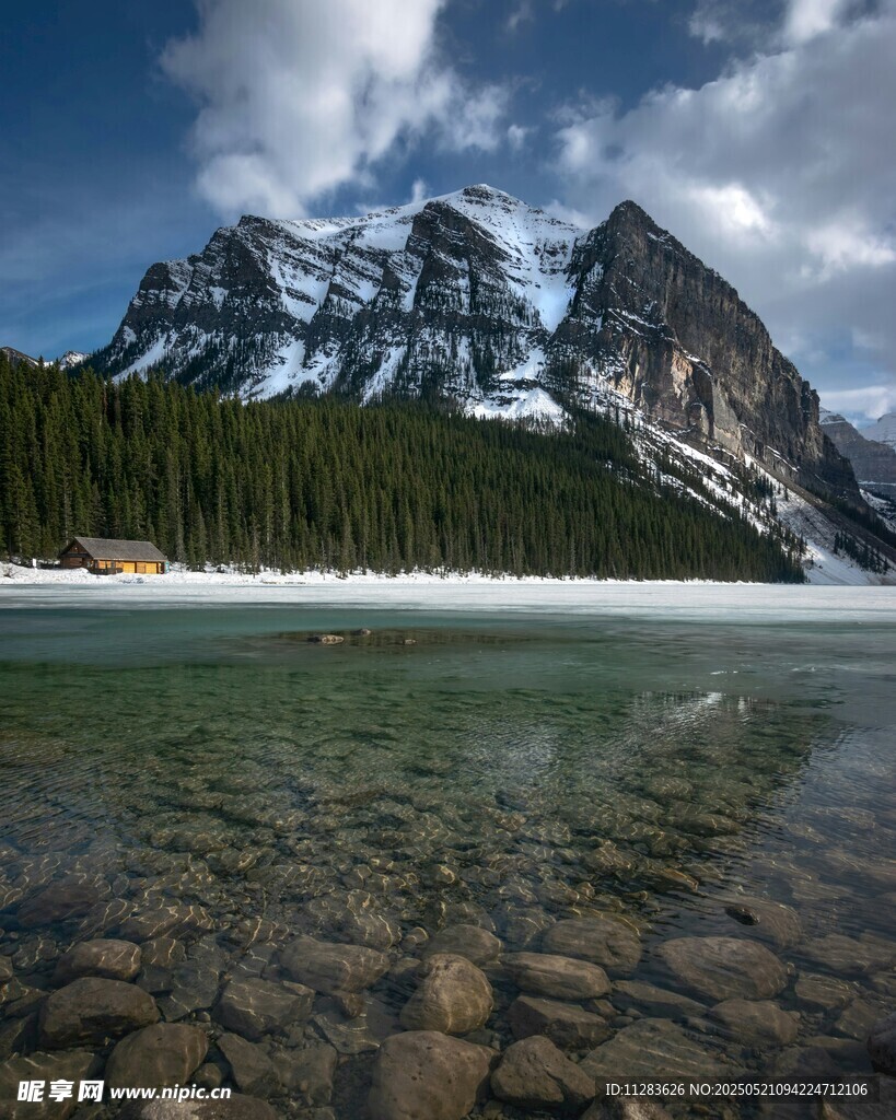 雪山下的清澈湖泊美景