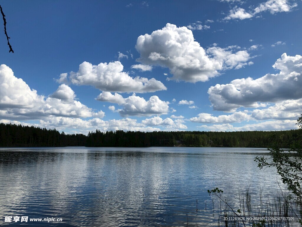 宁静湖面蓝天白云美景