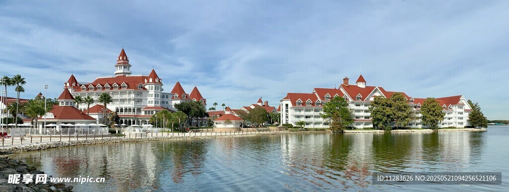 湖畔欧式建筑群风景如画