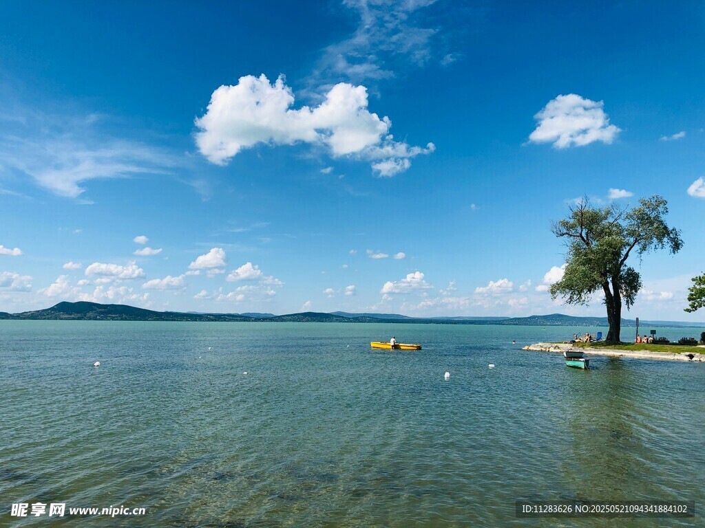 湖畔美景 绿树蓝天碧水
