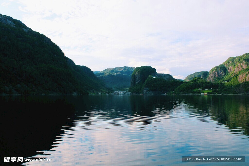 宁静山水间的湖光山色