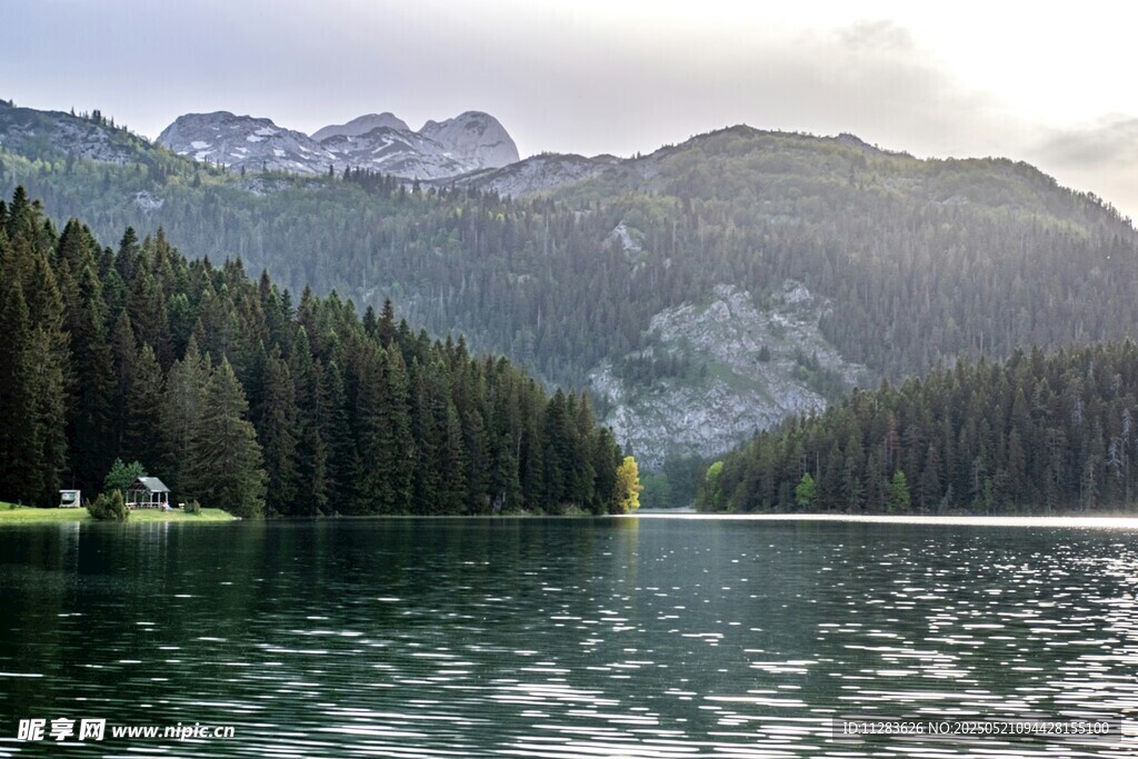 宁静山湖美景