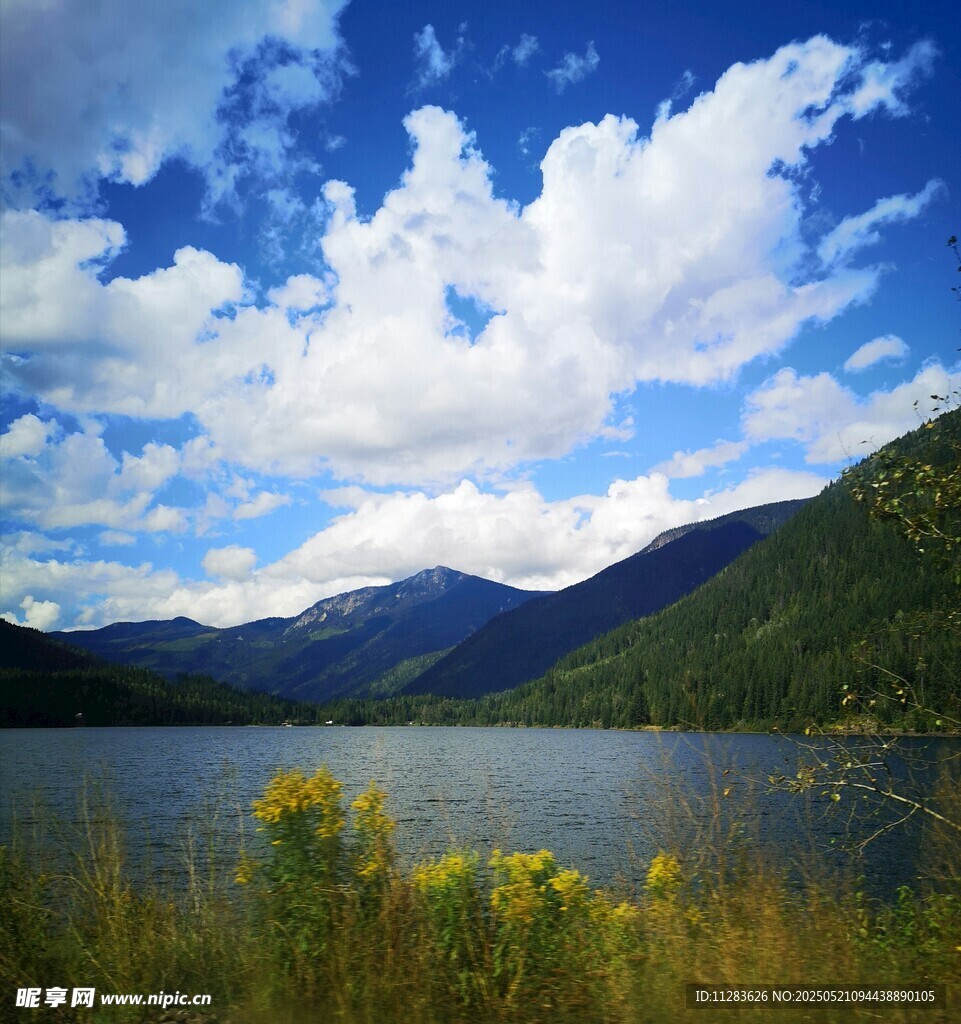 湖畔蓝天青山美景