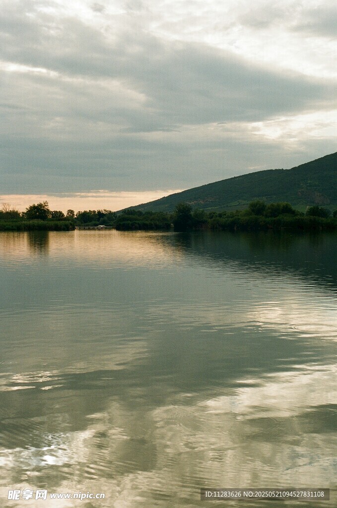 宁静湖面的黄昏美景