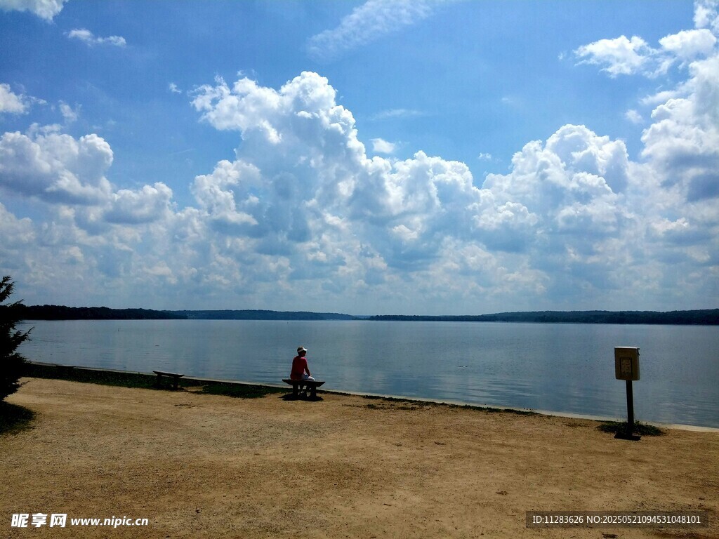 湖畔独景 一人静赏风光