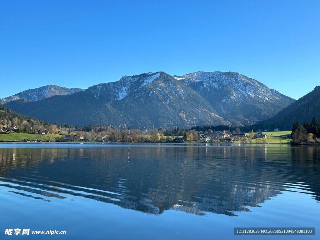 宁静湖畔的壮丽山景