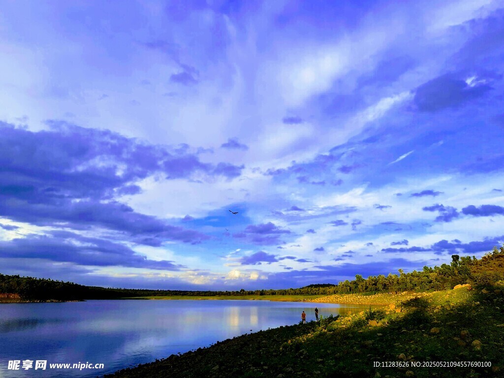湖畔蓝天美景