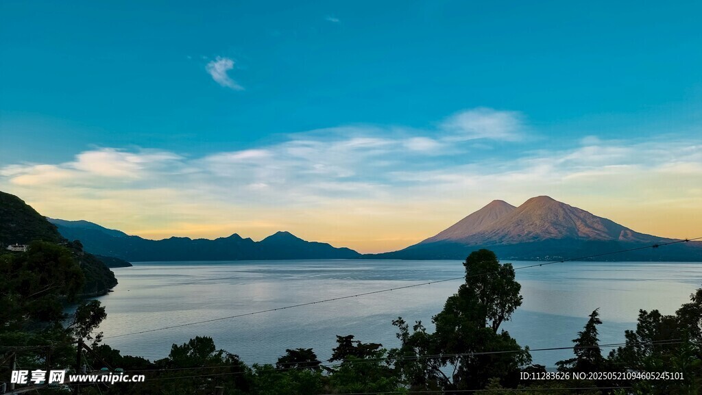 山间晨雾中的壮丽山景
