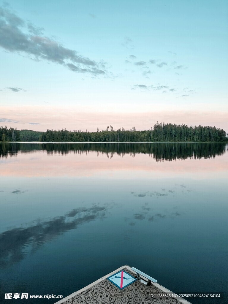 湖面泛舟赏绝美湖景