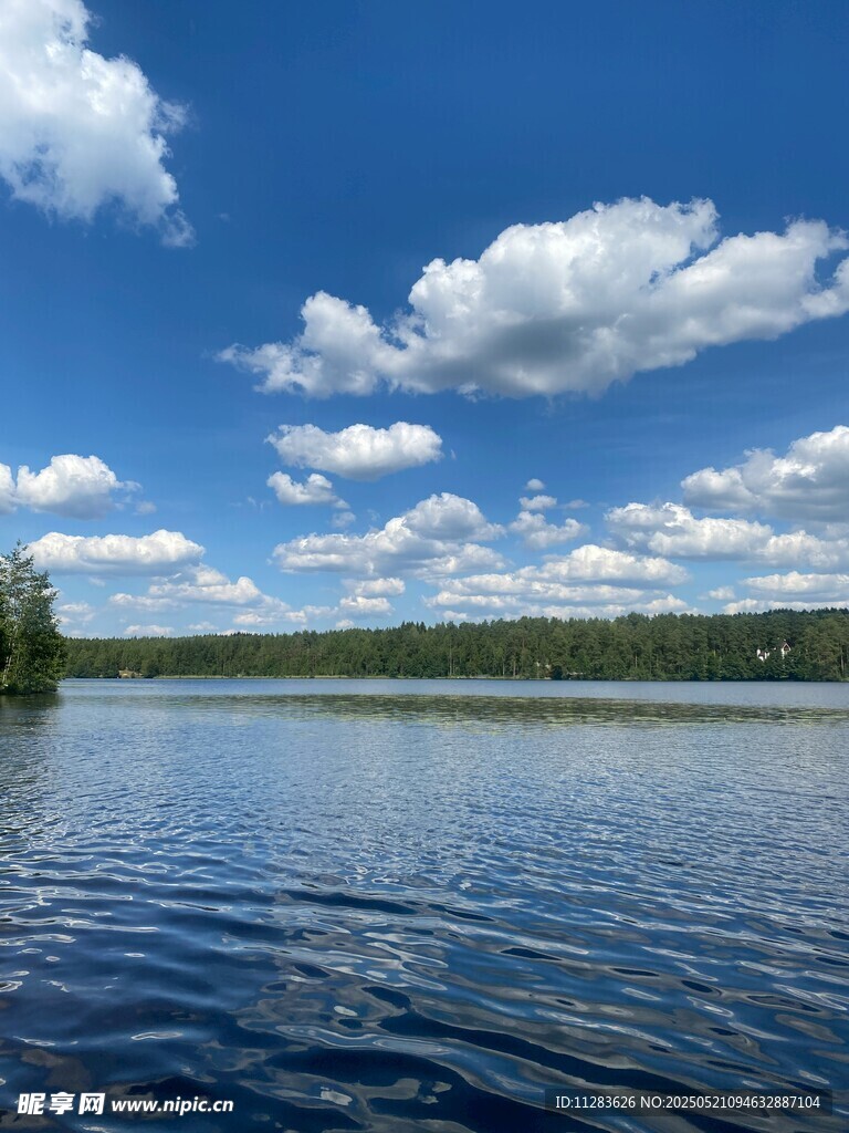 宁静湖畔蓝天美景