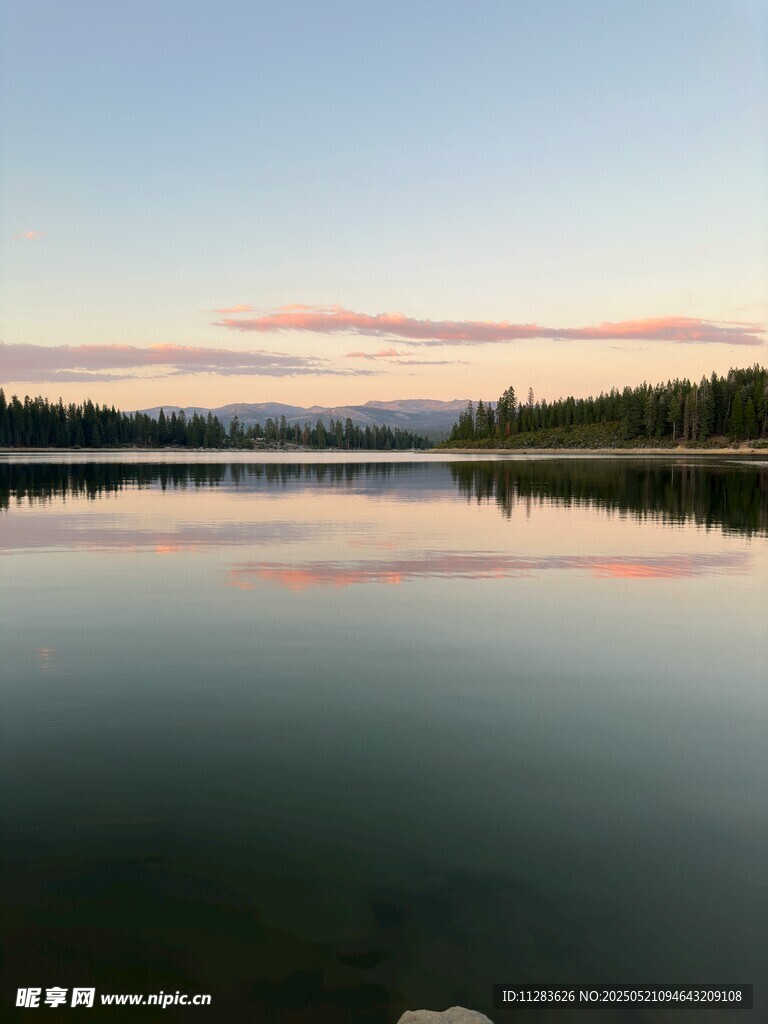 宁静湖畔的美丽黄昏景色