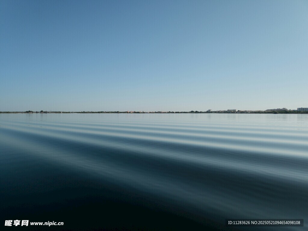 平静湖面的波纹美景