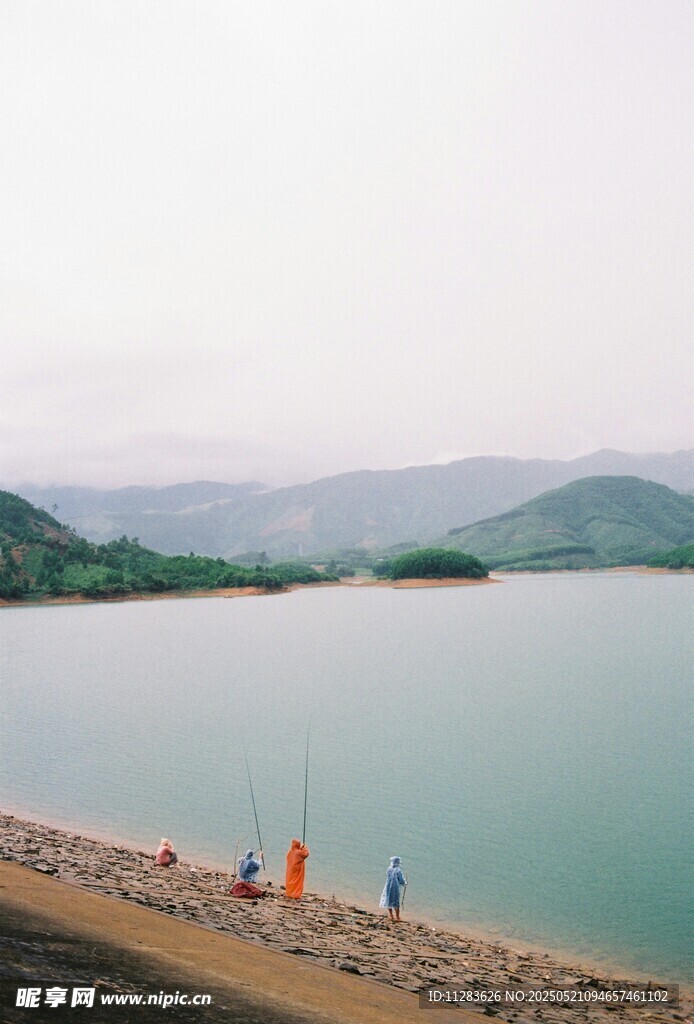 湖畔垂钓美景