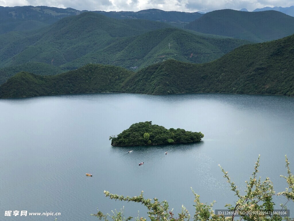 湖中小岛与远山美景