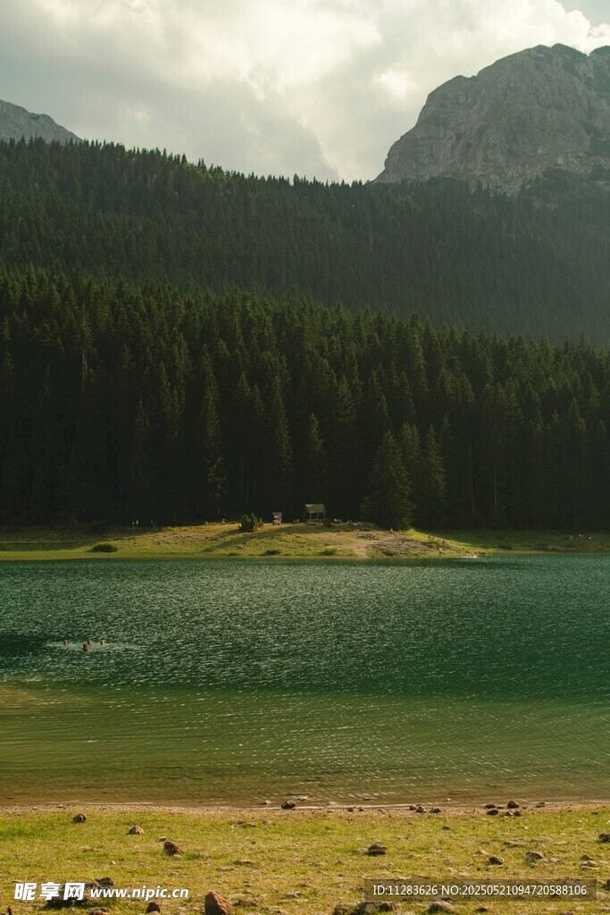 山间碧湖美景