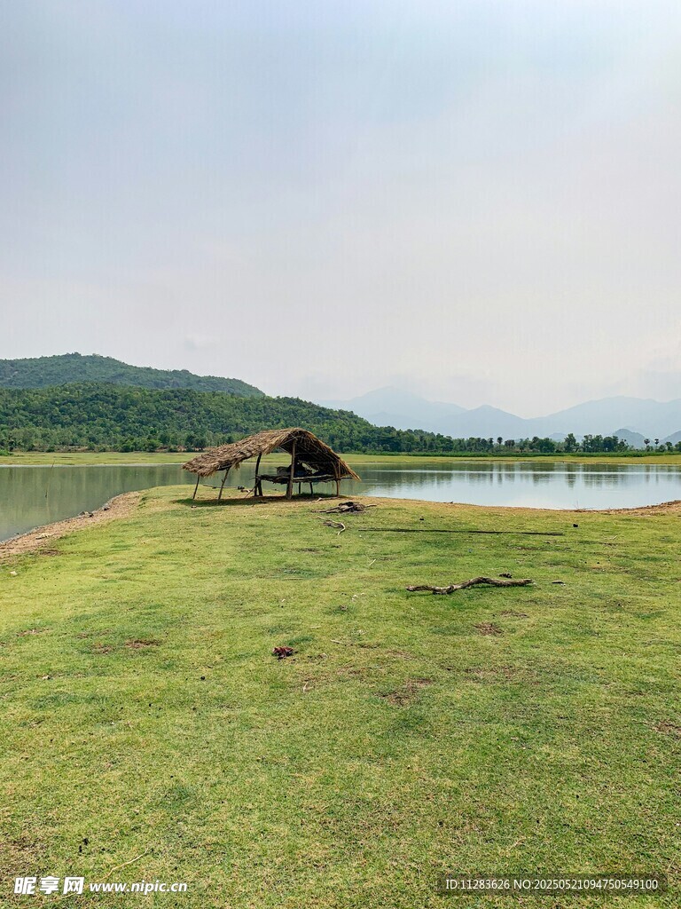 湖畔草地小屋风景如画
