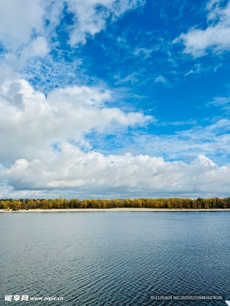 宁静湖面与蓝天白云美景