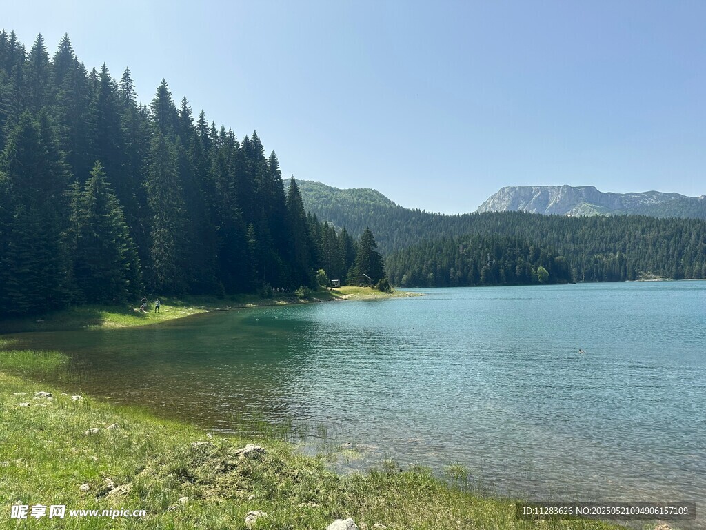 山间清澈湖泊美景