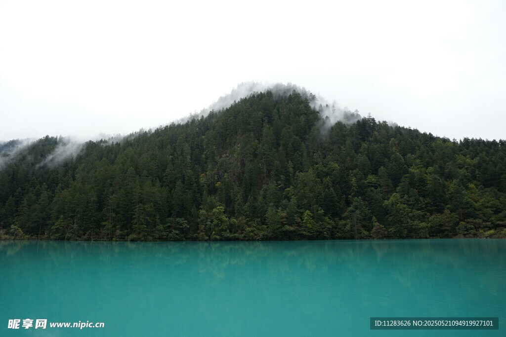 青山碧水间的静谧湖景