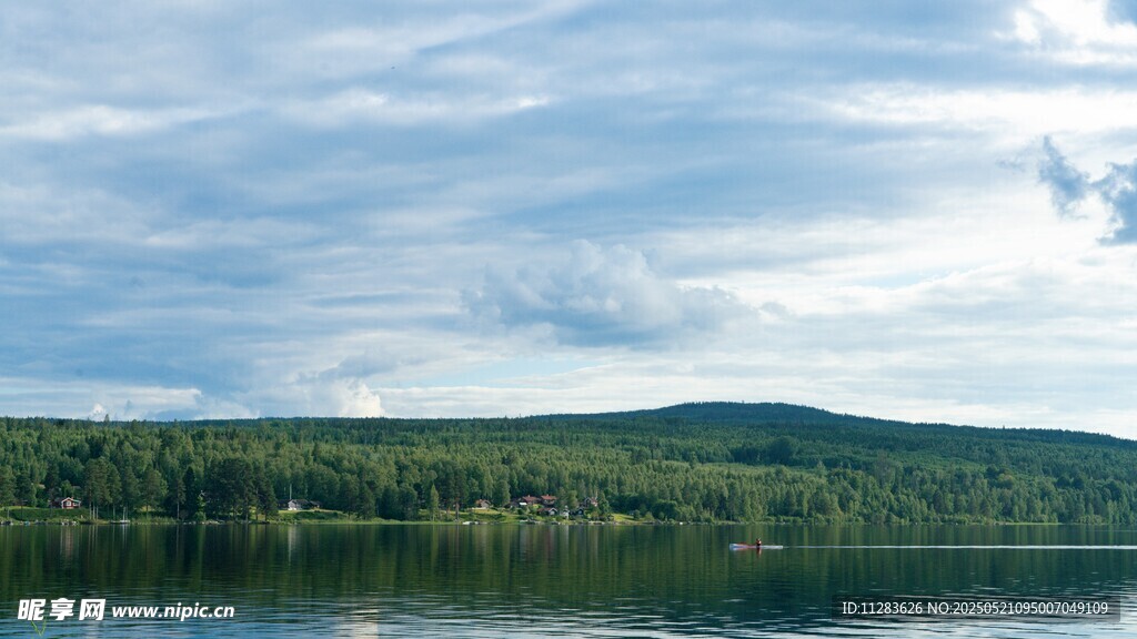 湖畔山林美景