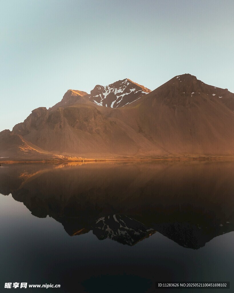 湖畔山峦晨曦倒影美景