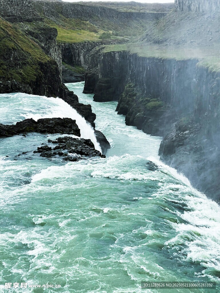 壮观的湍急河流瀑布景观