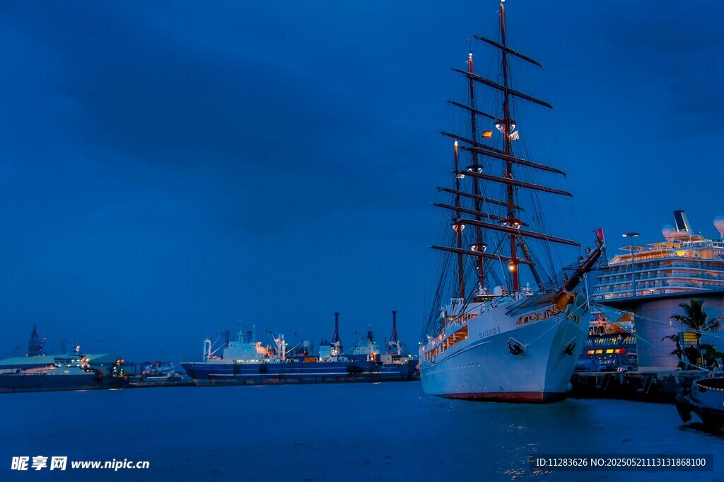 夜幕下的港口帆船