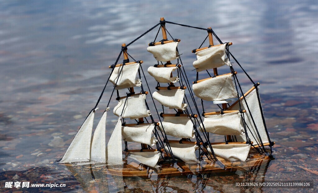 海上航行的古典帆船