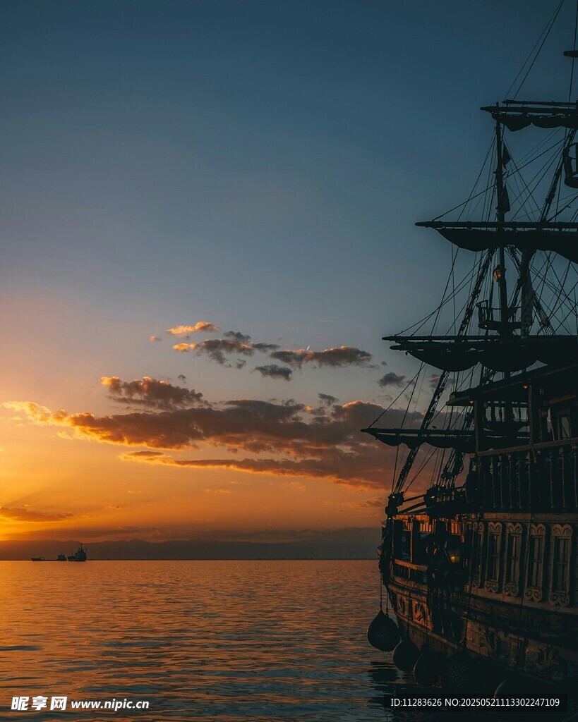 海上夕阳下的古老帆船
