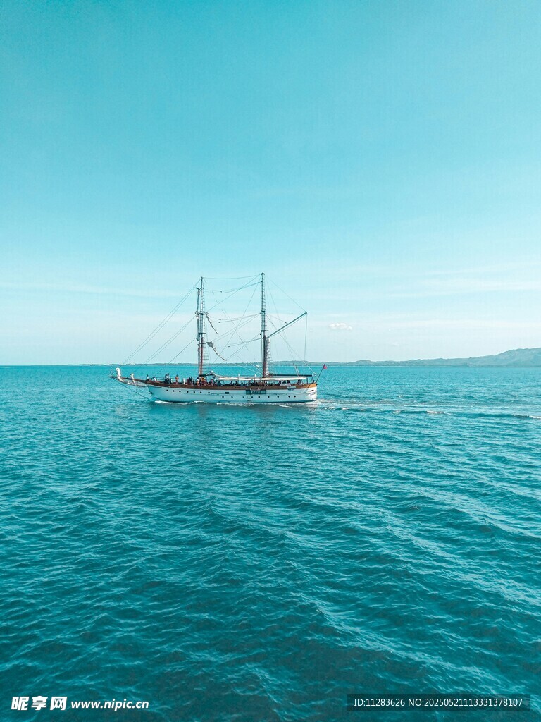海上帆船航行于湛蓝海面