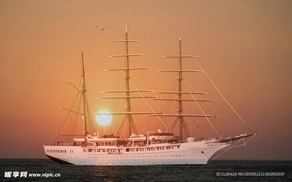夕阳下的远航帆船