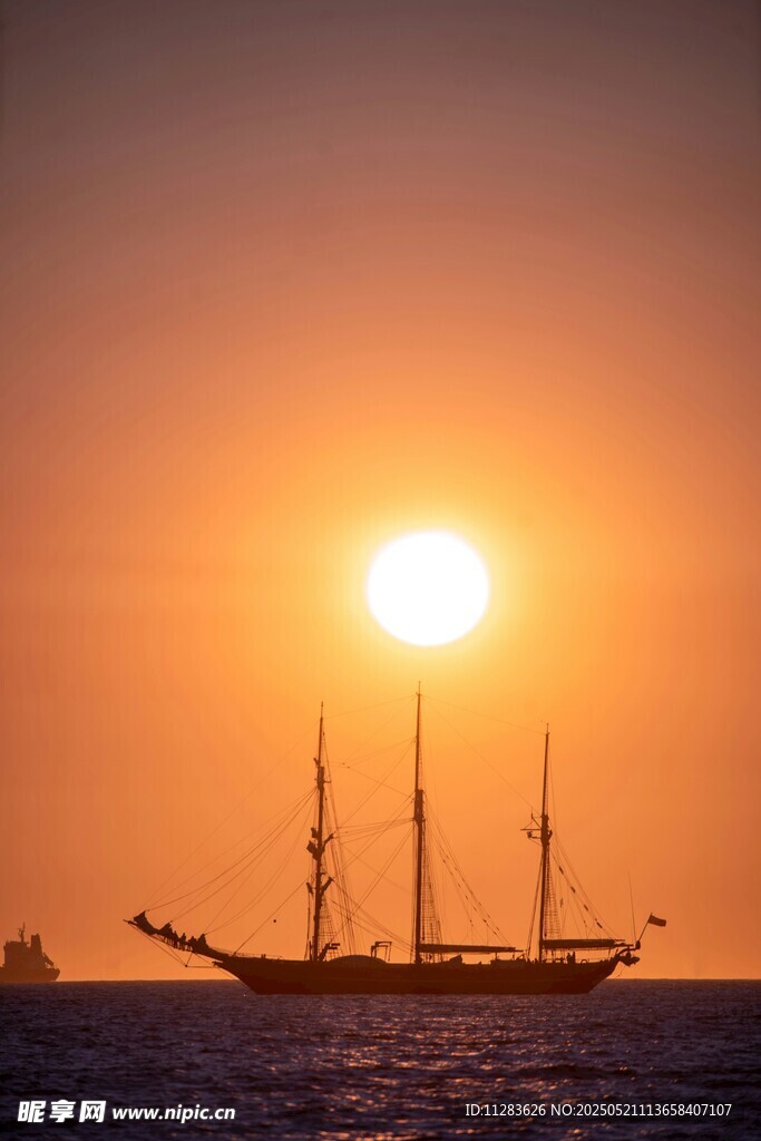 夕阳下的远航帆船