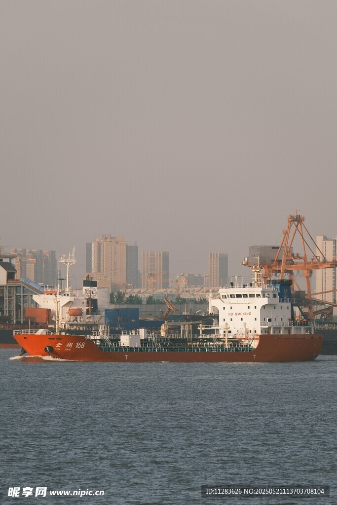 海上货轮与城市背景景观