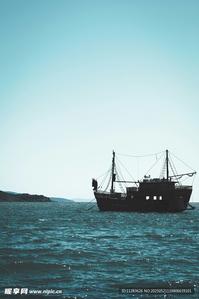 海上航行的古老船只