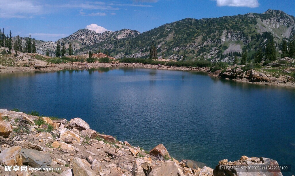 山间静谧湖泊美景